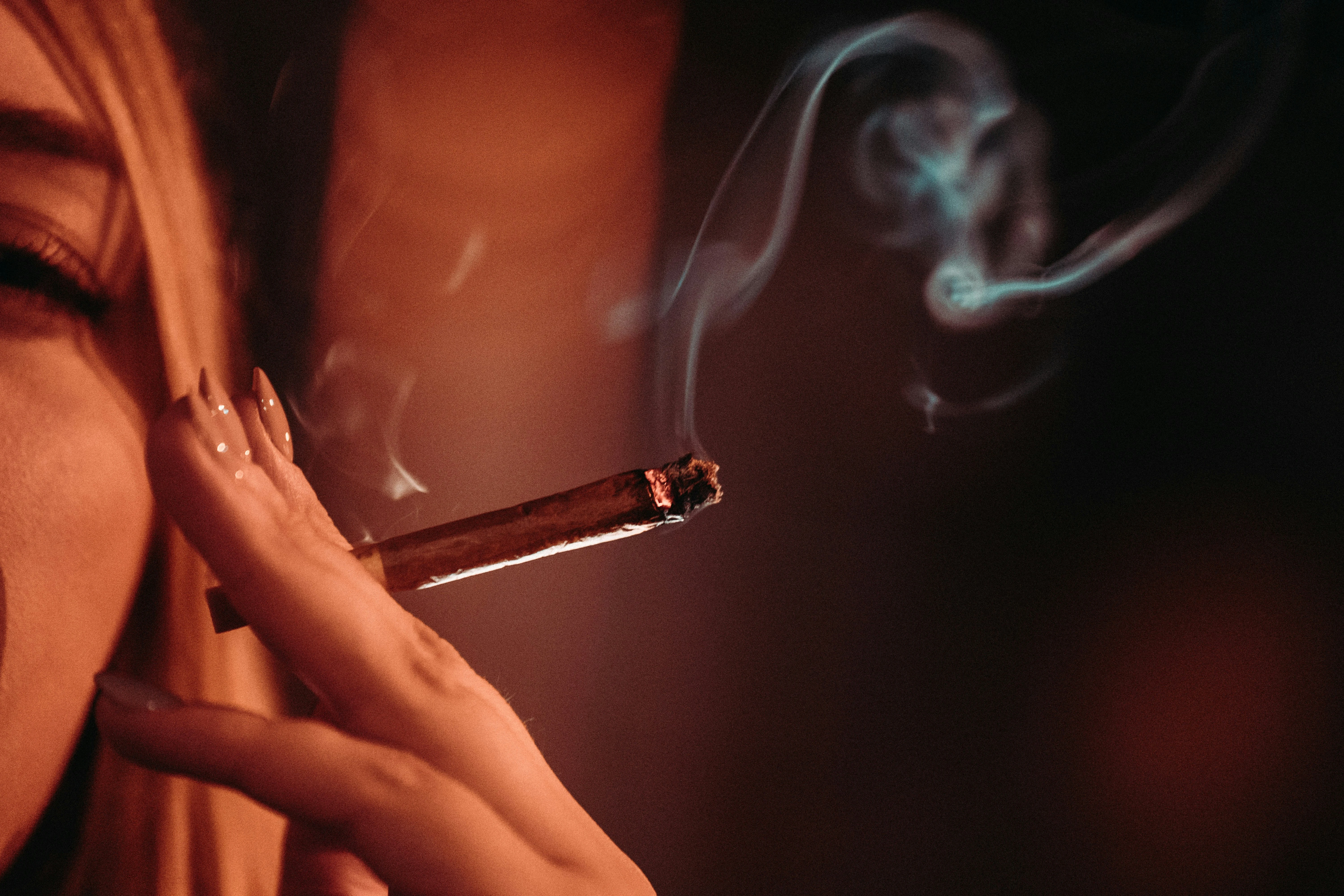 Une femme fumant le HHCP.
