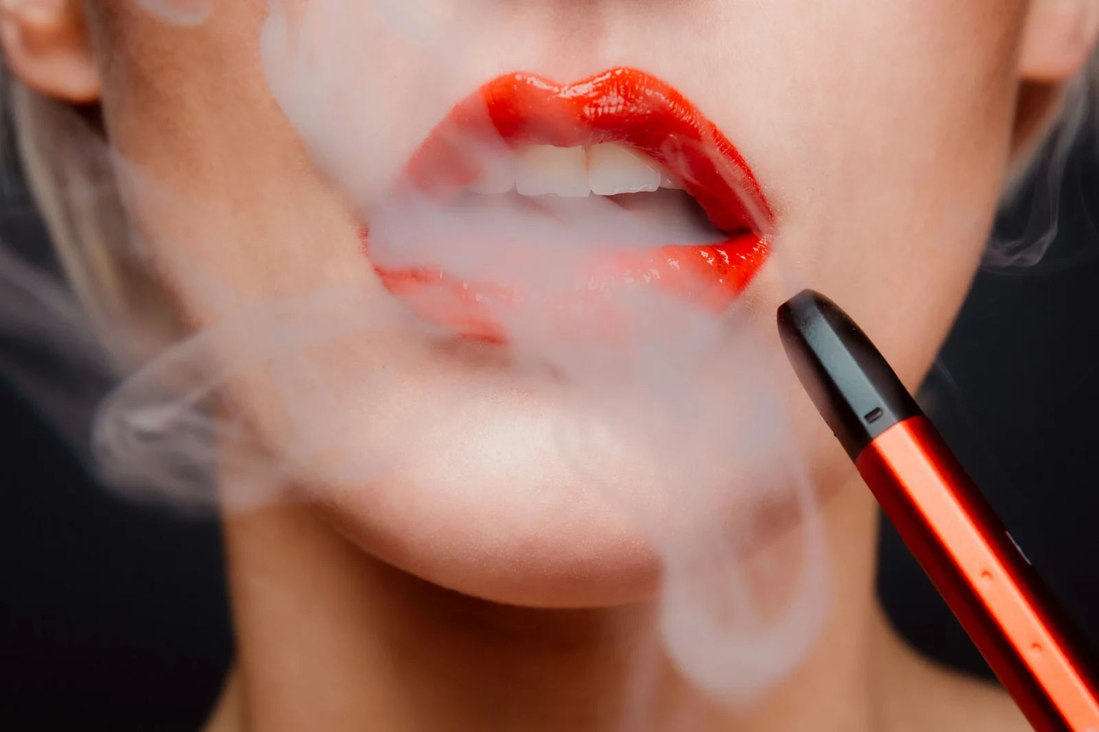 une femme fume un vaporisateur de CBD