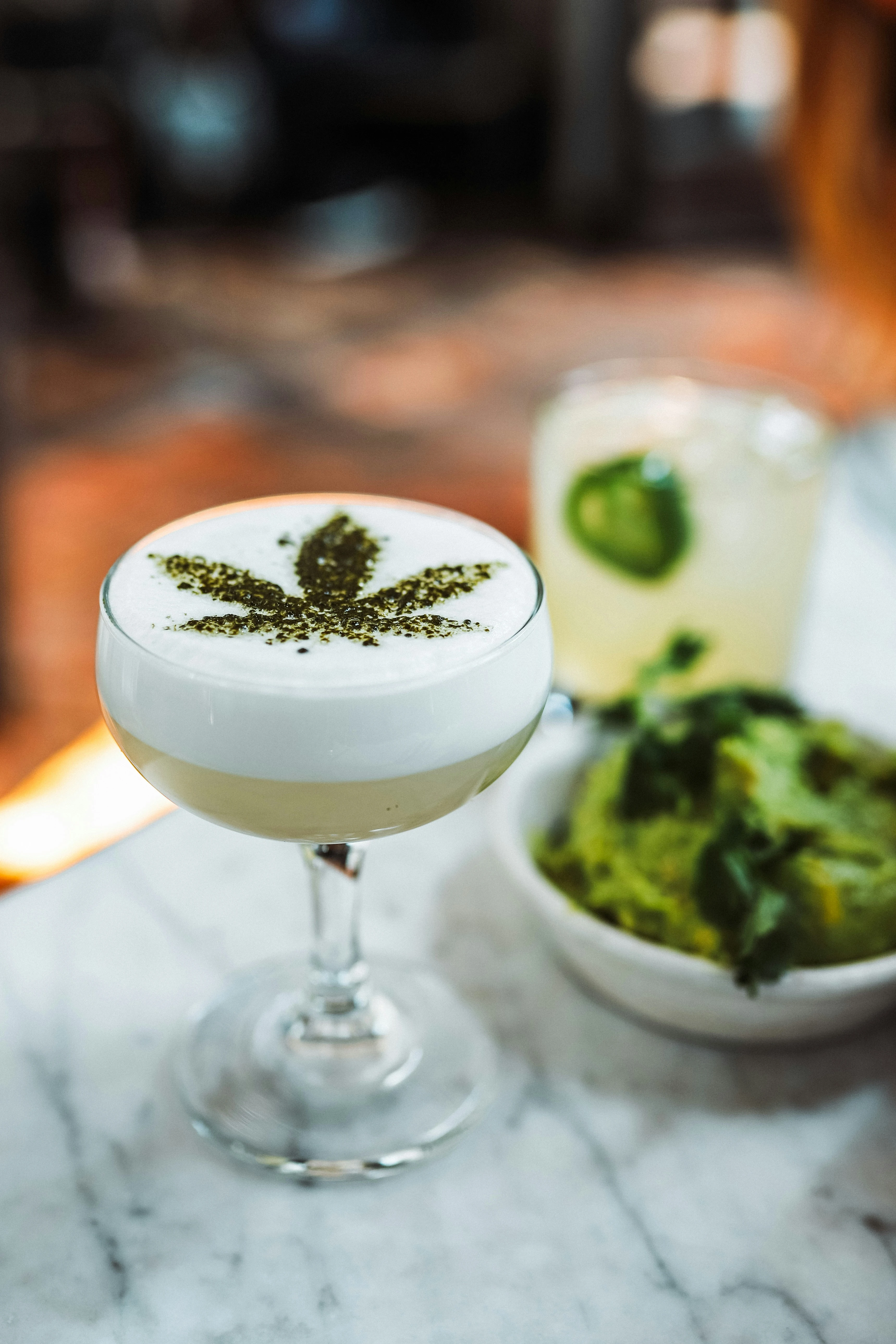 un cocktail de cannabis CBD est servi à la table avec des décorations
