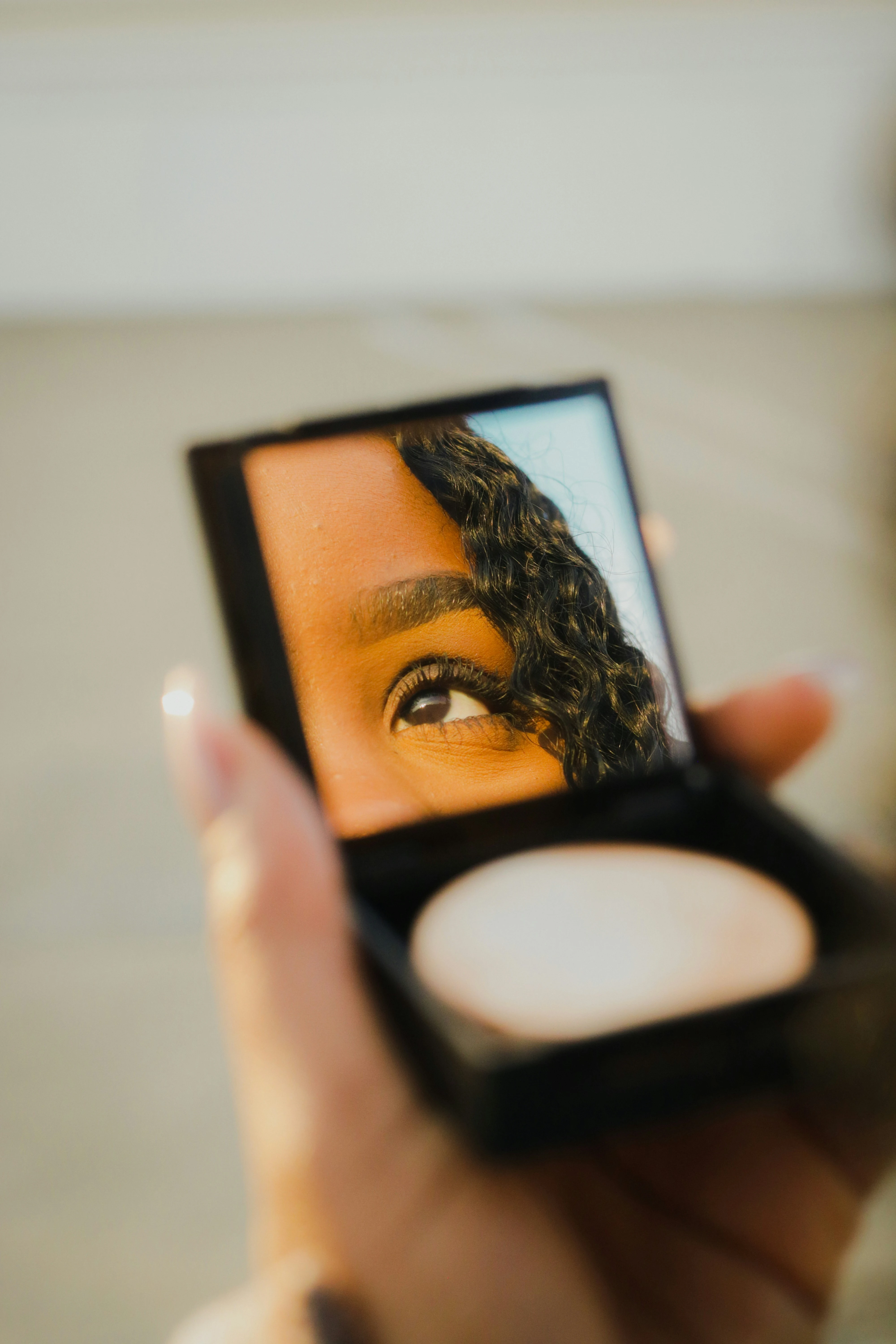 une jeune fille se maquille en miroir avec des produits cosmétiques CBD