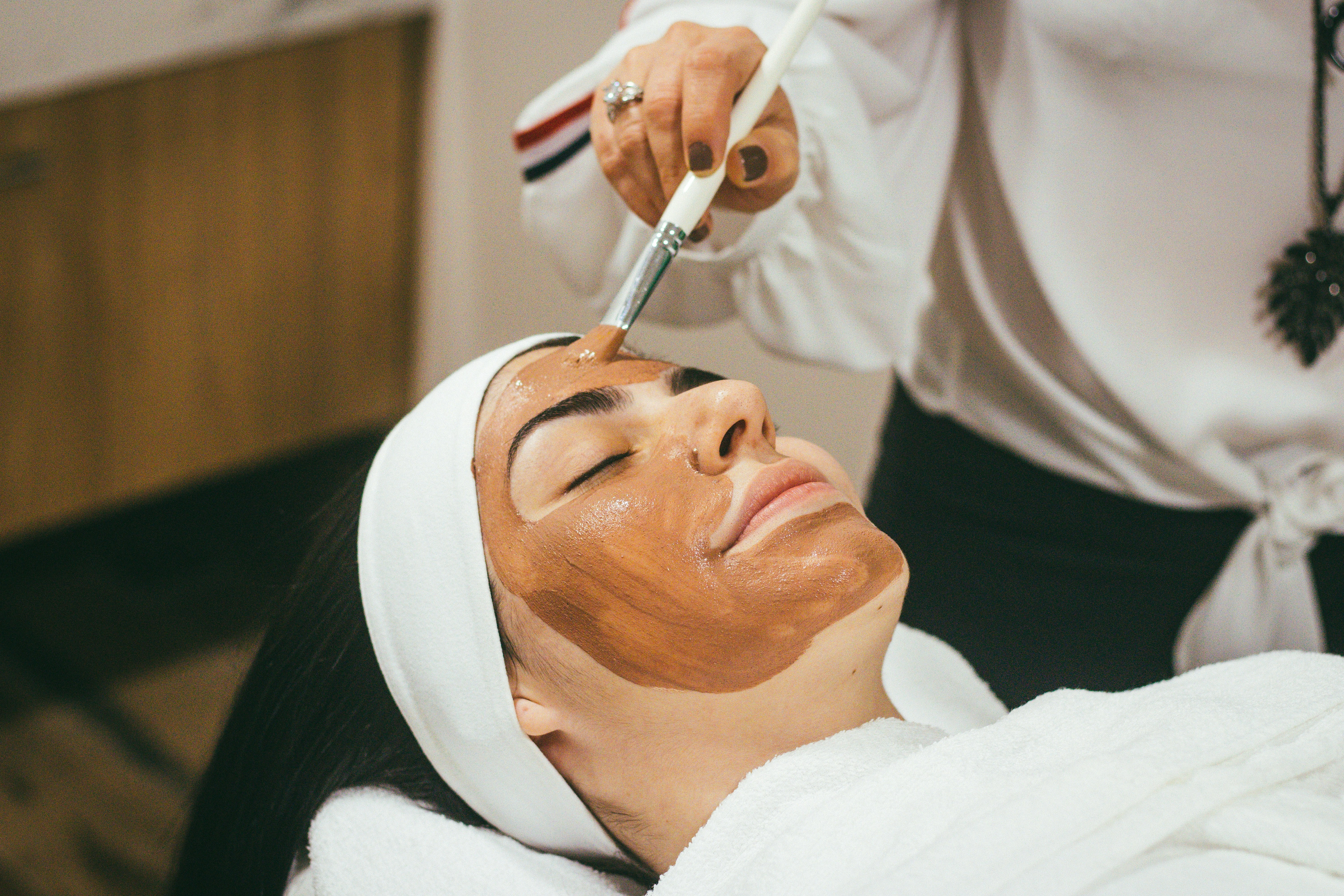 Une femme reçoit des soins de la peau grâce à des produits cosmétiques à base de CBD