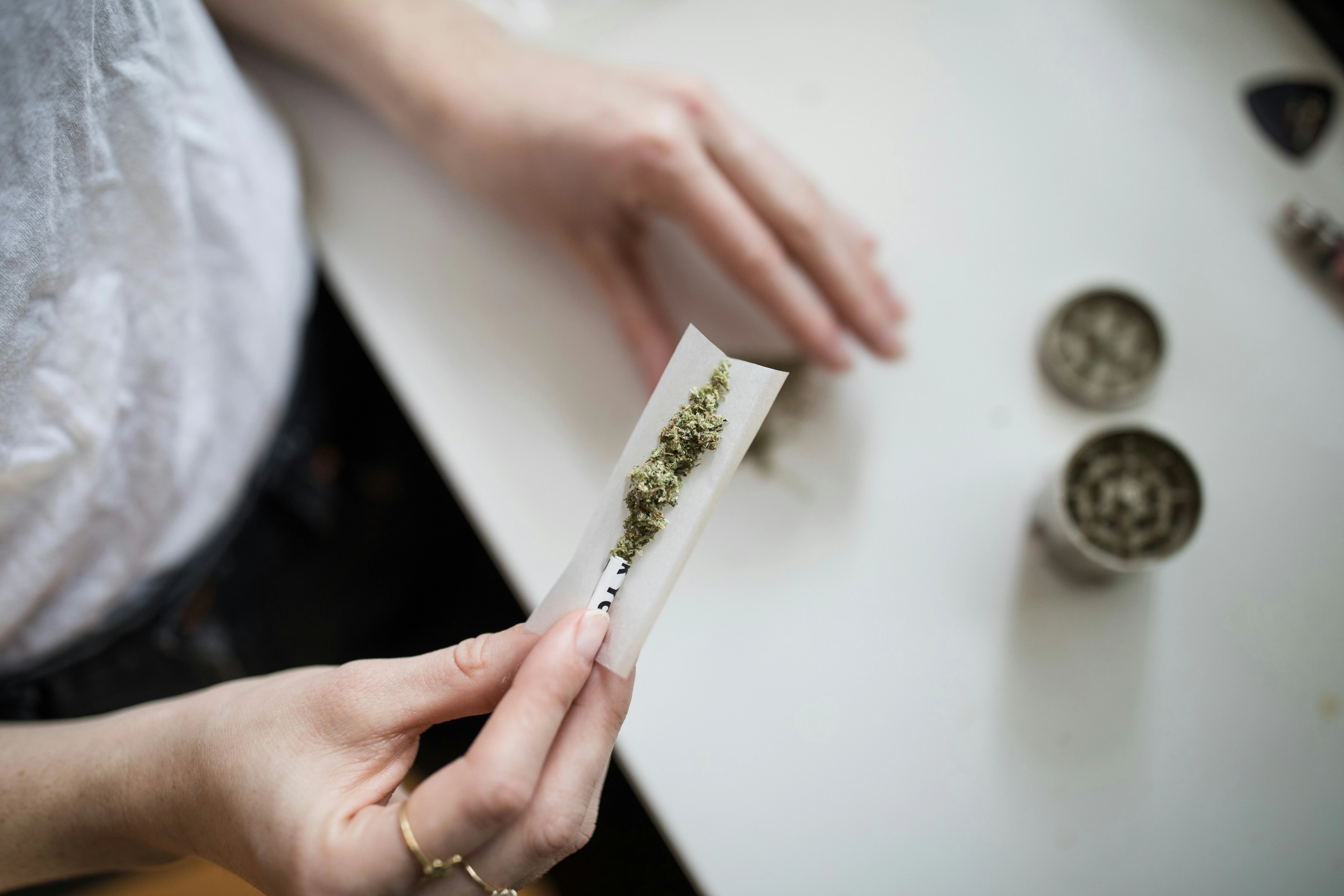 un joint de cannabis CBD est roulé sur une table