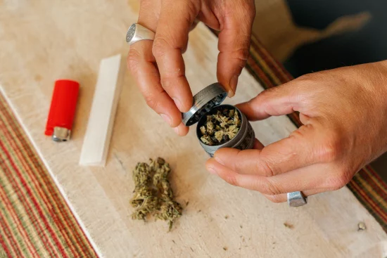 un mélange de cannabis CBD est préparé sur une table avec des accessoires