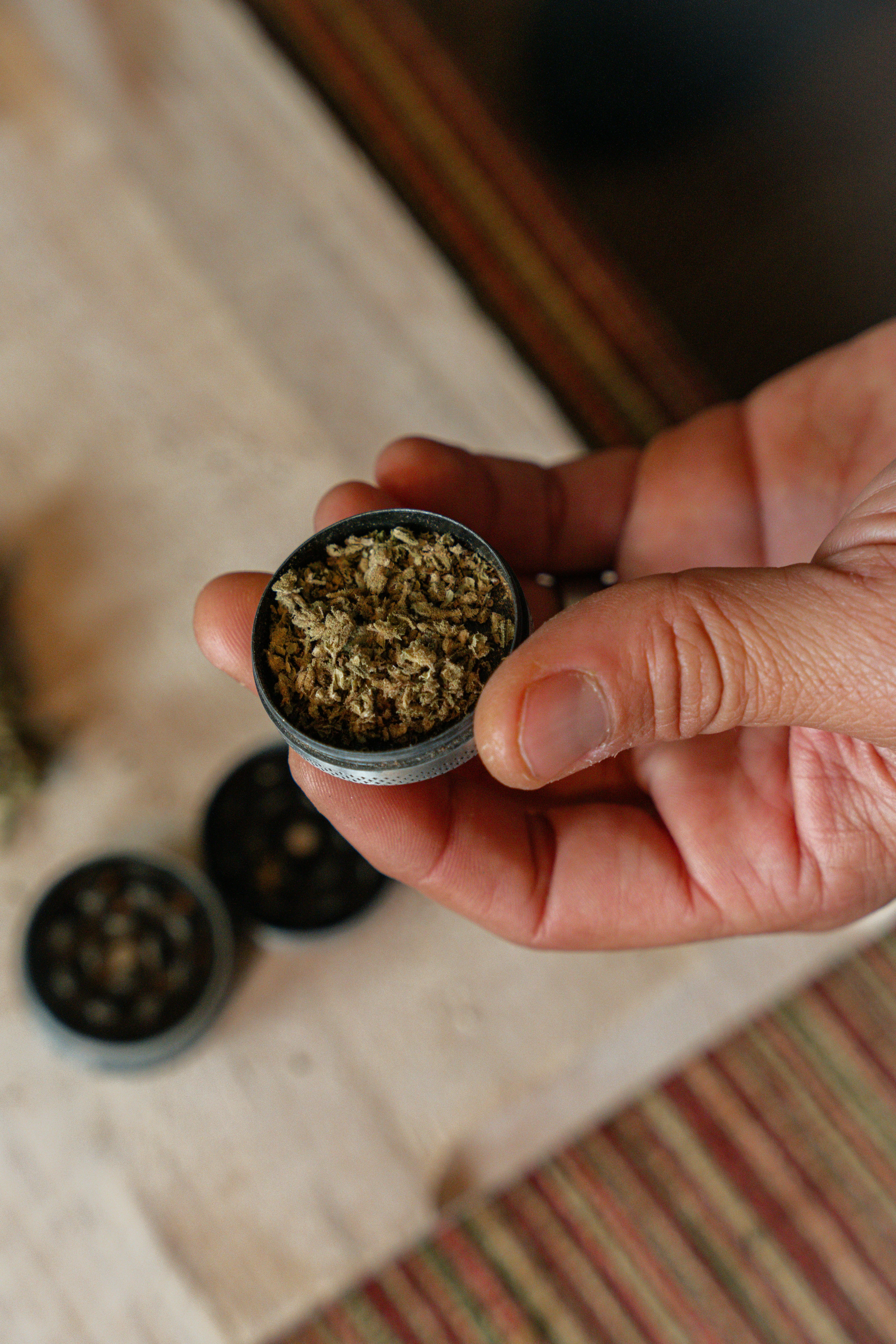 une fleur de cannabis CBD dans un petit grinder