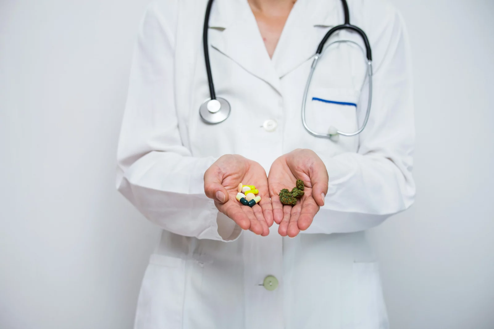 comparaison des analgésiques : pilules et cannabis