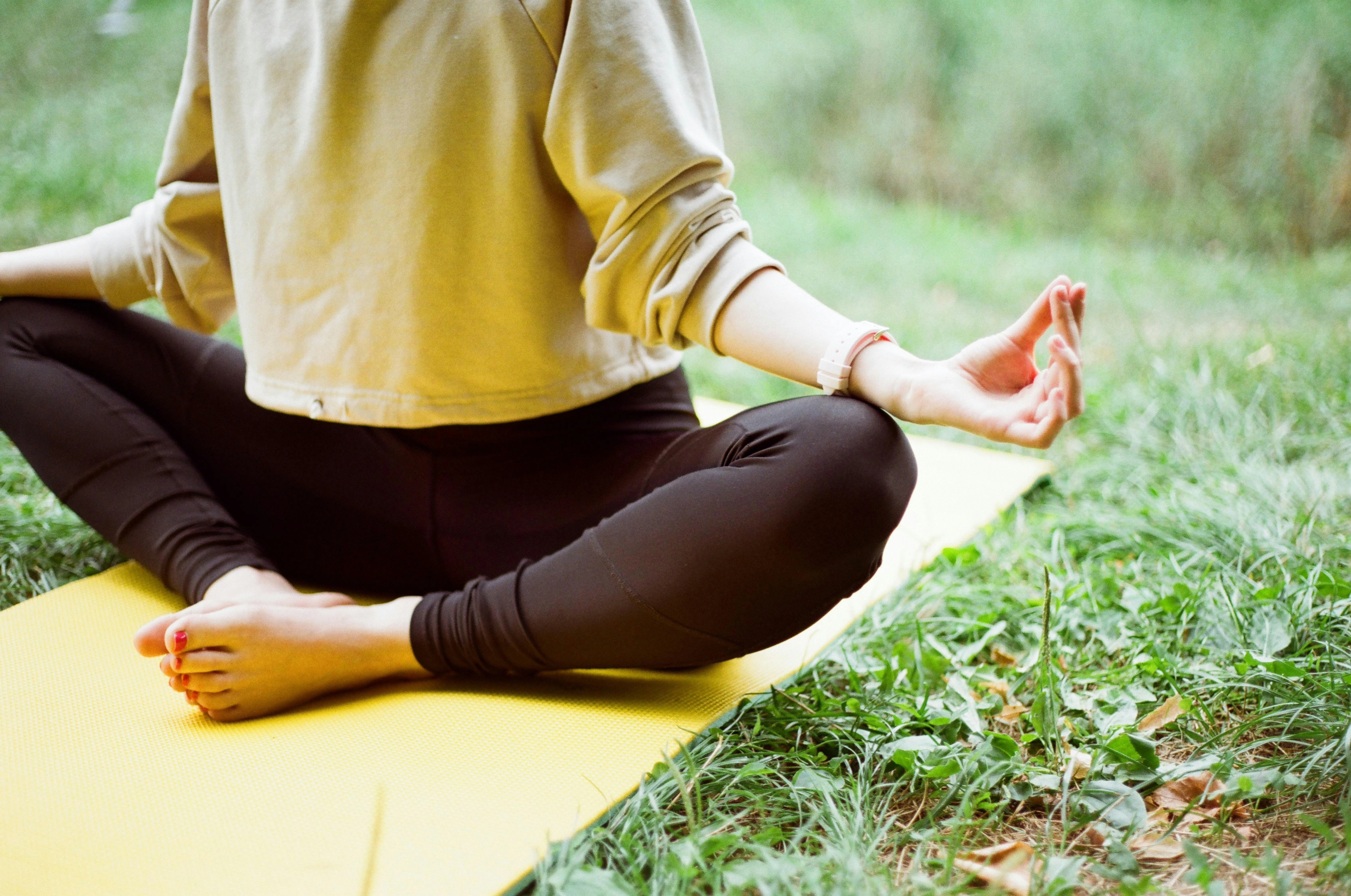 une femme pratique le ganga yoga en plein air