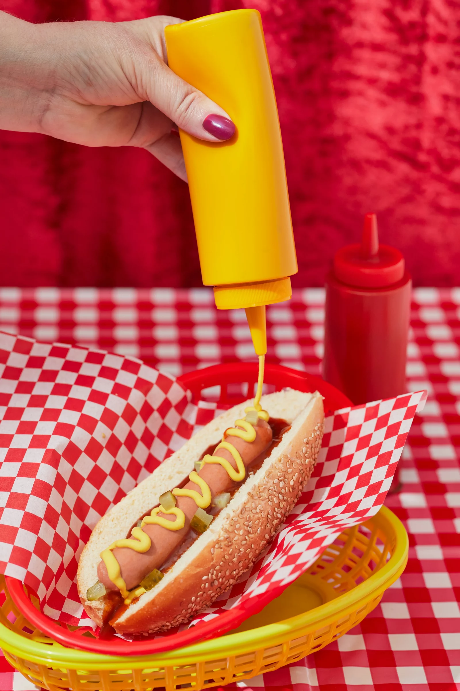 Une mayonnaise au cannabis CBD est versée sur un hot dog fraîchement cuit.